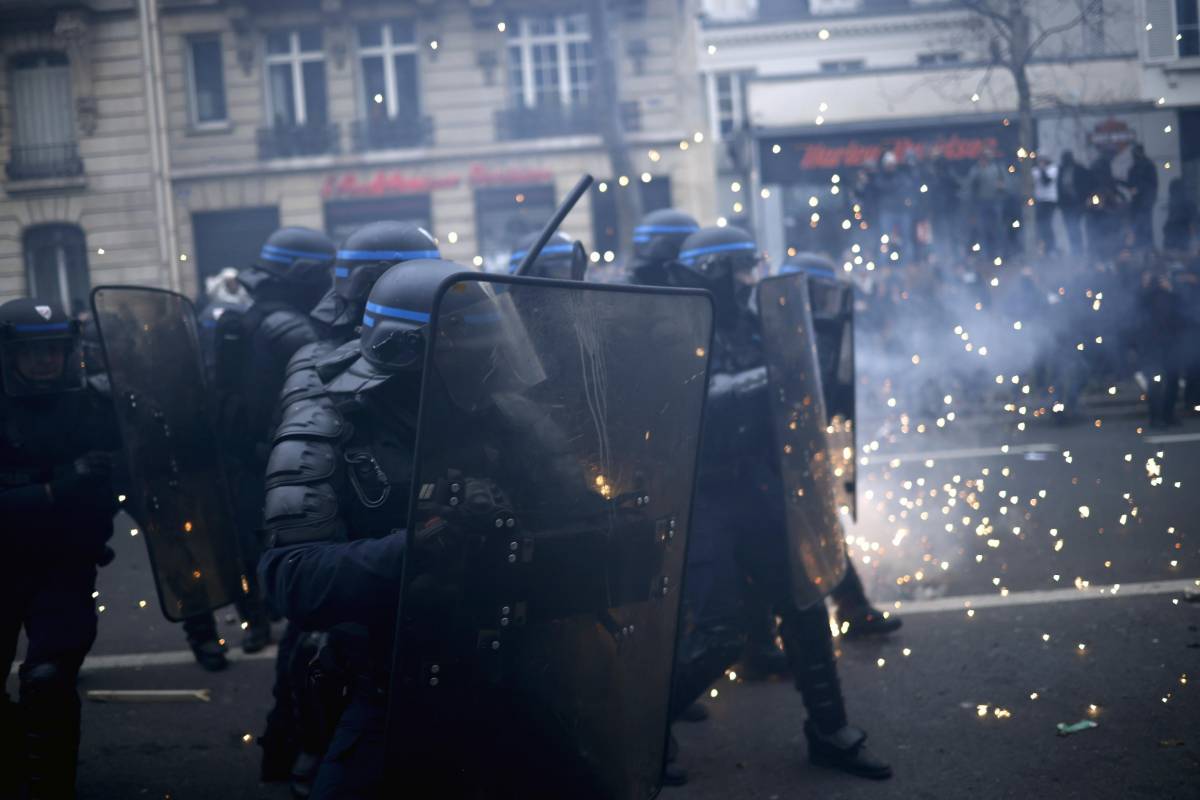 Scioperi, disagi e scontri a Parigi: Francia in tumulto contro la riforma delle pensioni 