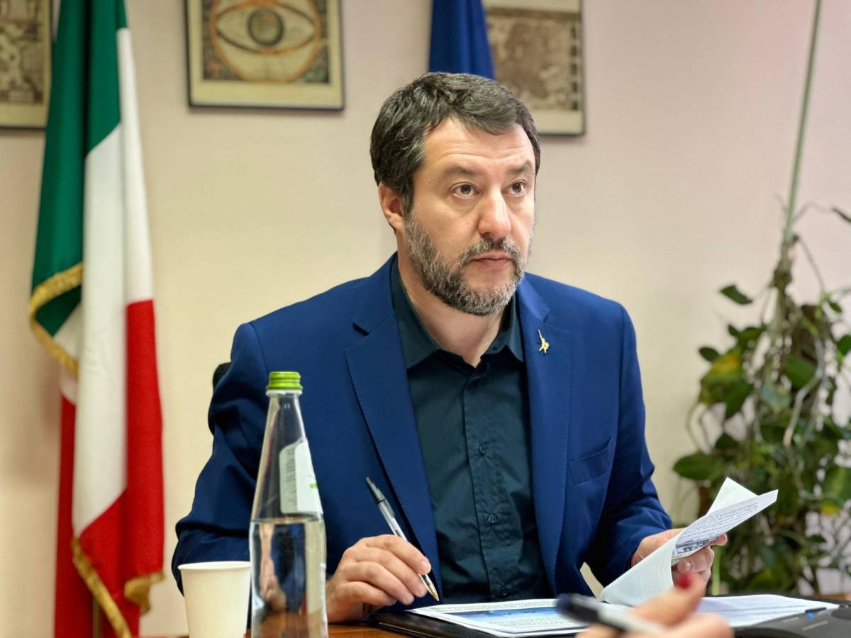 Migranti, Salvini sferza l'Ue: "Con tanti italiani in difficoltà non possiamo esser lasciati da soli"