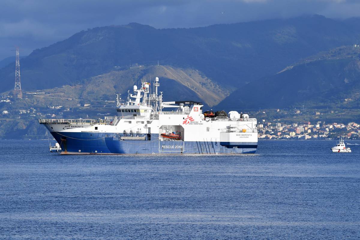"Opportuni accertamenti". Geo Barents arriva a La Spezia: rischia il fermo