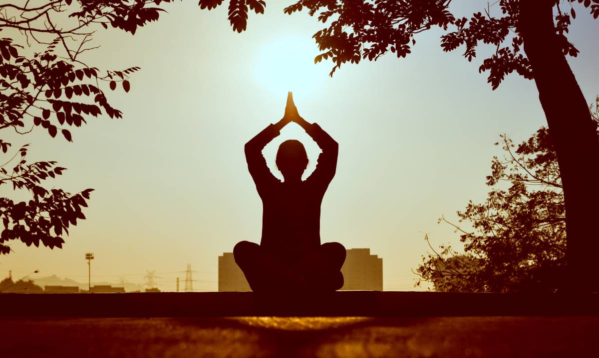 Yoga per over: come funziona, benefici e controindicazioni