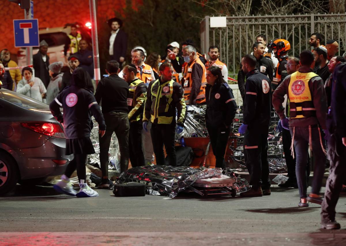 Spari a Gerusalemme, almeno 8 morti. Hamas esulta: "Vendetta per Jenin"