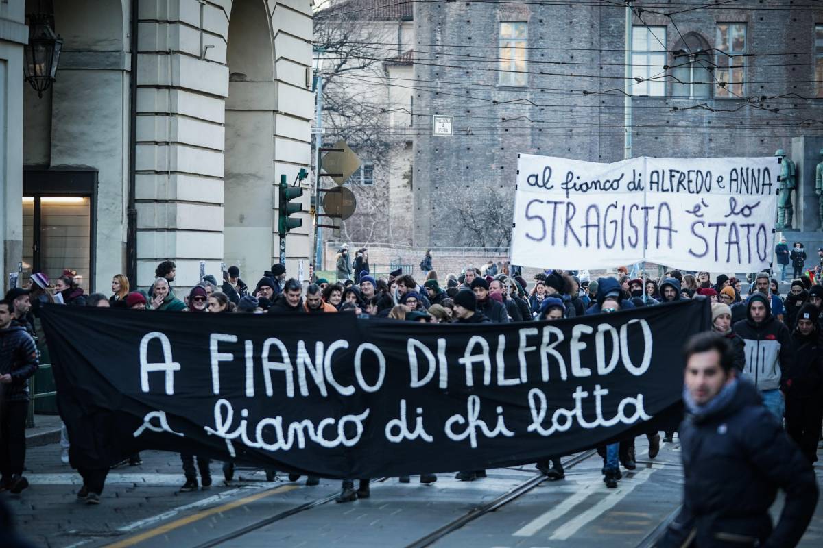 "Stragista è lo Stato, 101 giorni di fuoco". La minaccia degli anarchici a Torino