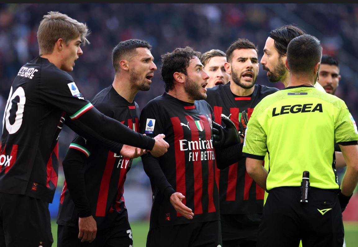Milan, è crisi senza fine: il Sassuolo passeggia a San Siro e vince 5-2