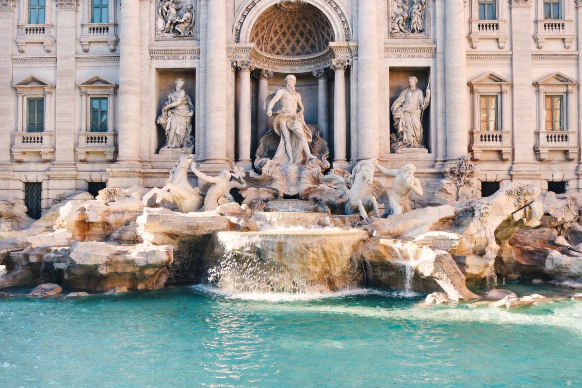 Roma, straniero pesta la ex davanti ai turisti alla fontana di Trevi