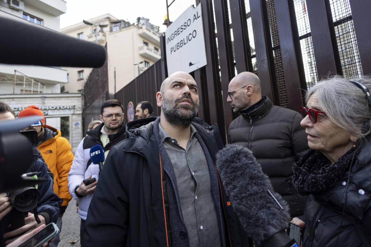 "Fiero di essere imputato". Saviano sfida Salvini anche a processo