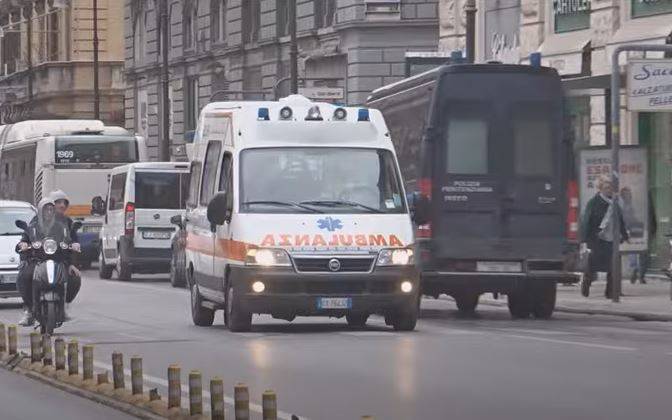 Tiktokers in ambulanza per un'inaugurazione: la triste trovata a Napoli