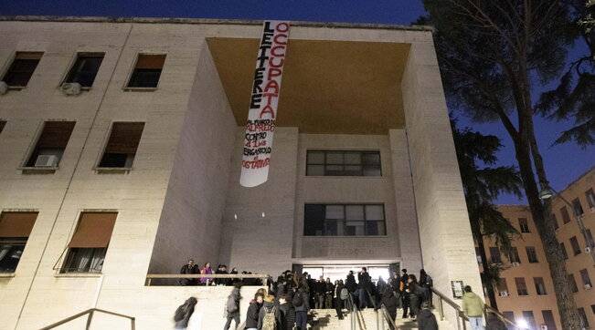 Collettivi e anarchici occupano La Sapienza: l'attacco alla Stato dalle aule