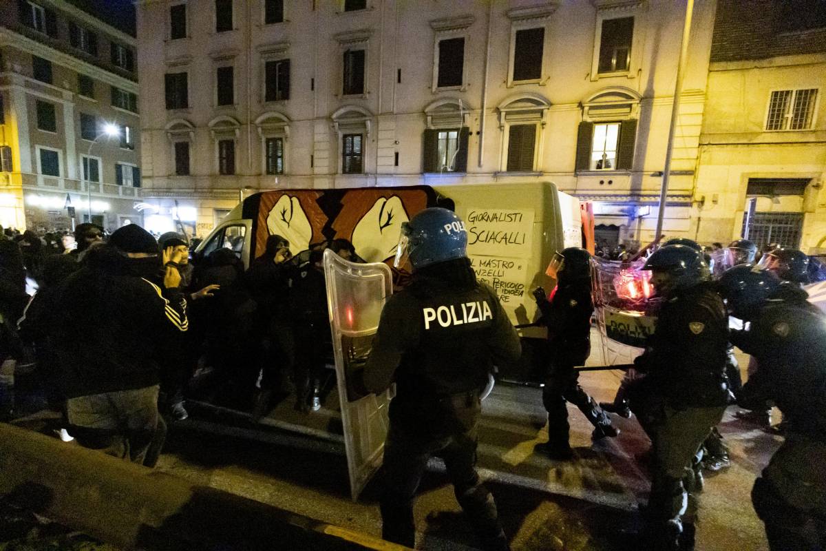 "Schifosi". Scontri a Roma e Milano: il vandalismo anarchico scende in strada