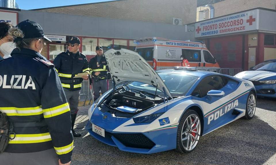 Dall'Aquila a Torino per trasportare un rene: la Lamborghini della Polizia salva un'altra vita