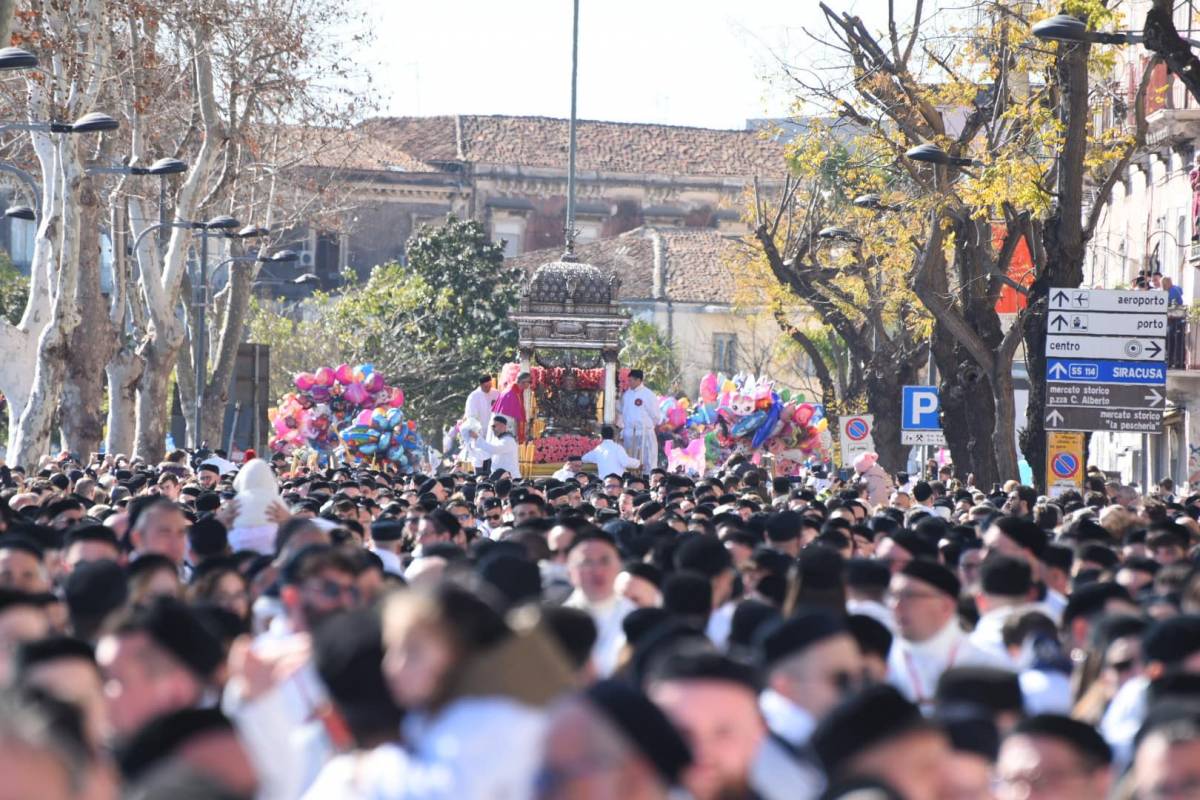 Una processione di 12 ore è la festa: è il giorno di Sant'Agata