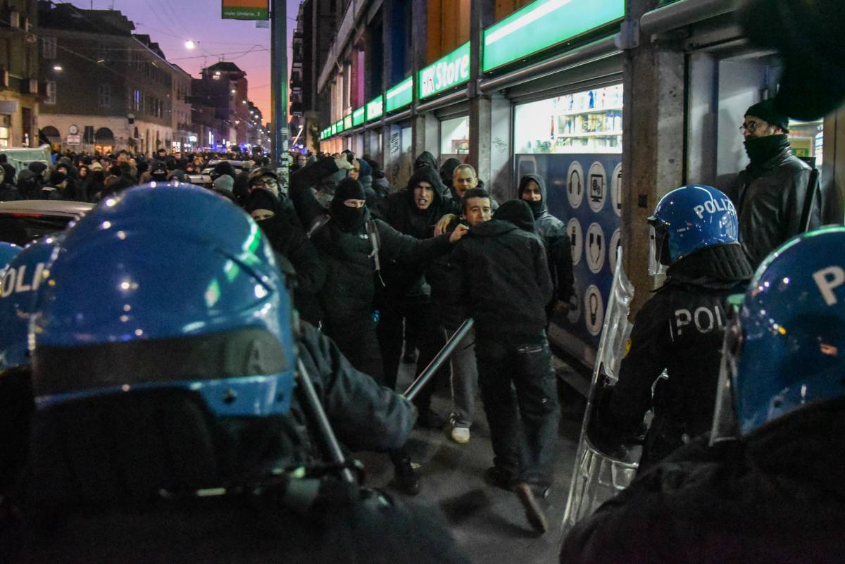 Cospito, riecco i soliti anarchici: scontri con la polizia e vetrine distrutte a Milano