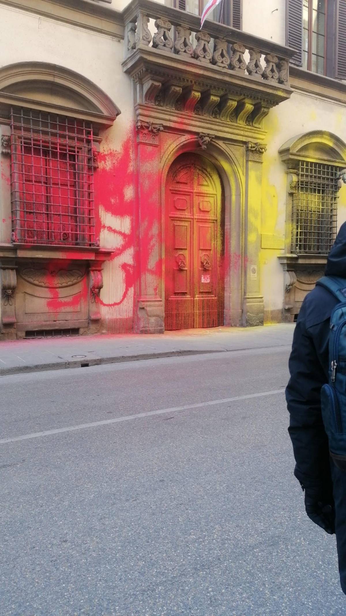 Gli eco vandali colpiscono ancora: vernice sul Consiglio regionale della Toscana