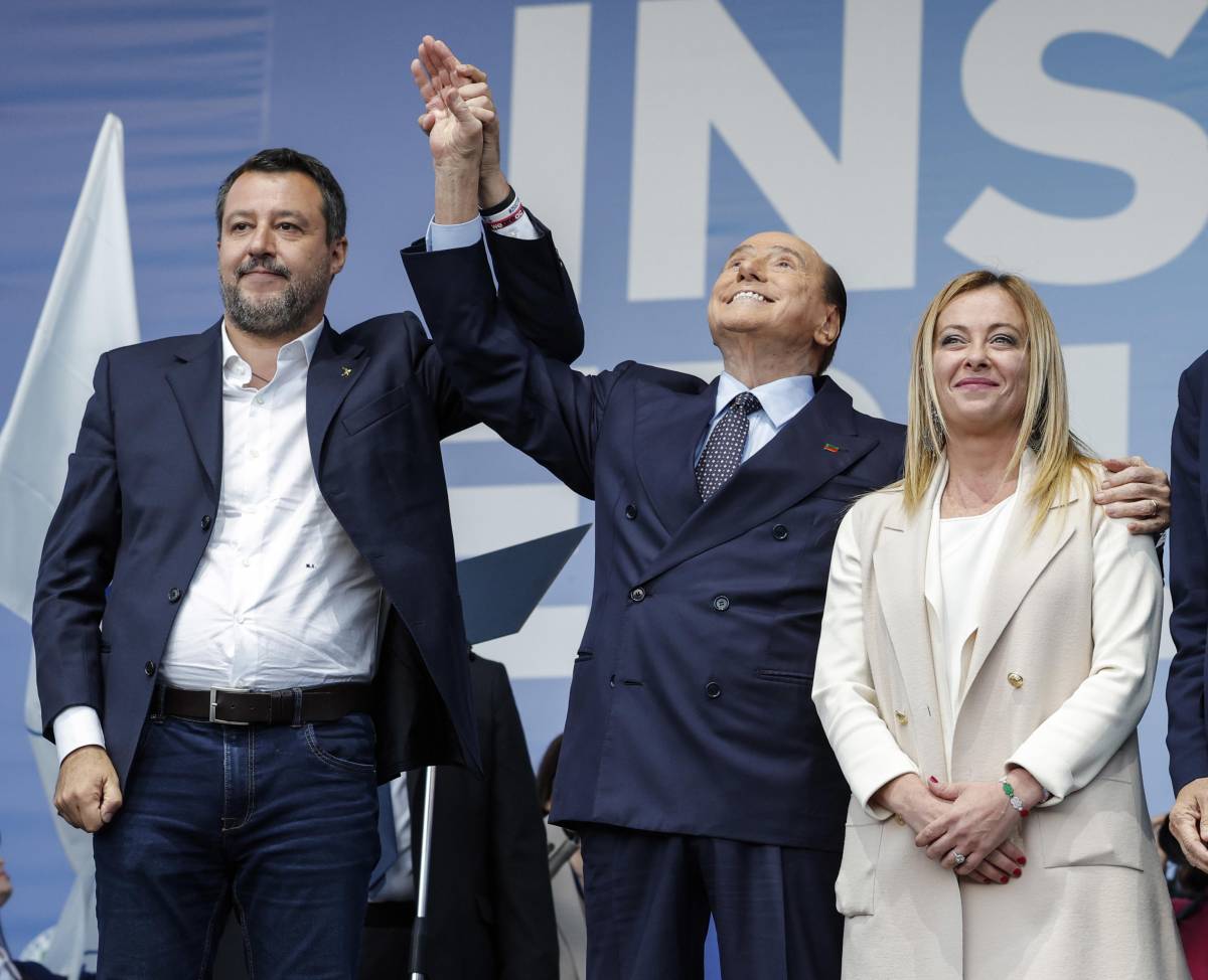 Festa a sorpresa per i 50 anni di Salvini: presenti anche Berlusconi e Meloni