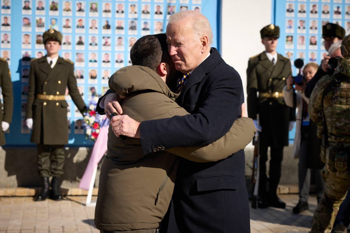 Biden, blitz a Kiev. "Eroici, noi con voi. Mosca non vincerà". In dote armi e aiuti