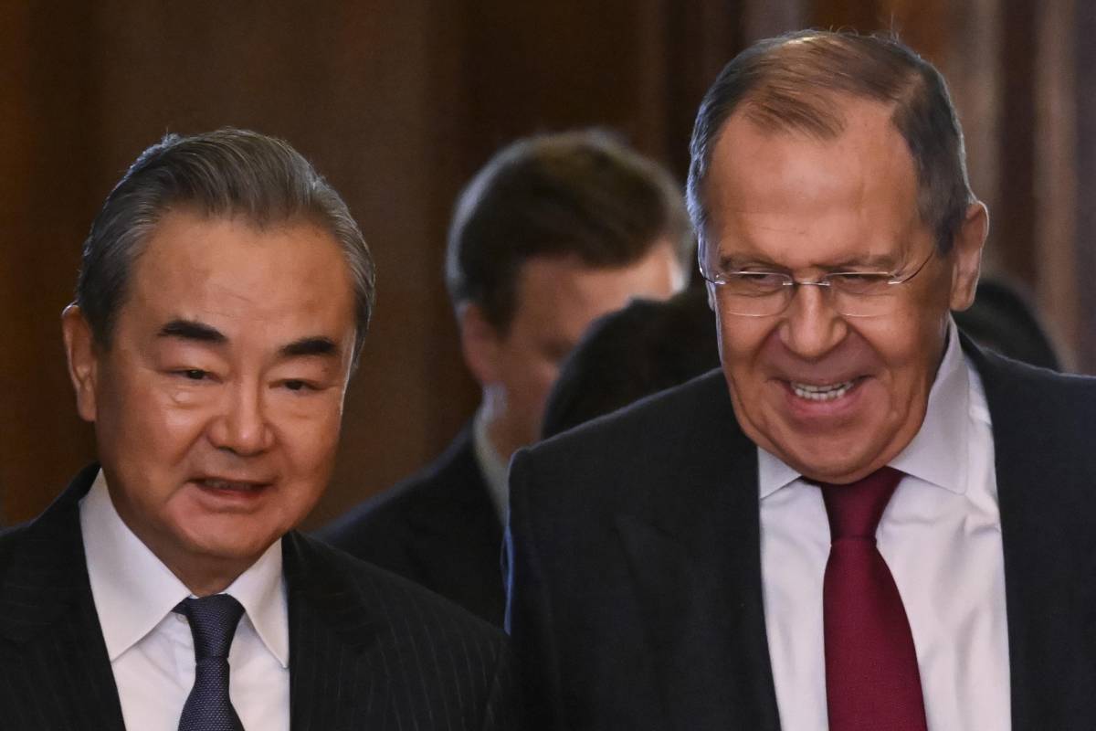"Interessi reciproci". Wang Yi vola in Russia per proporre la pace a Putin