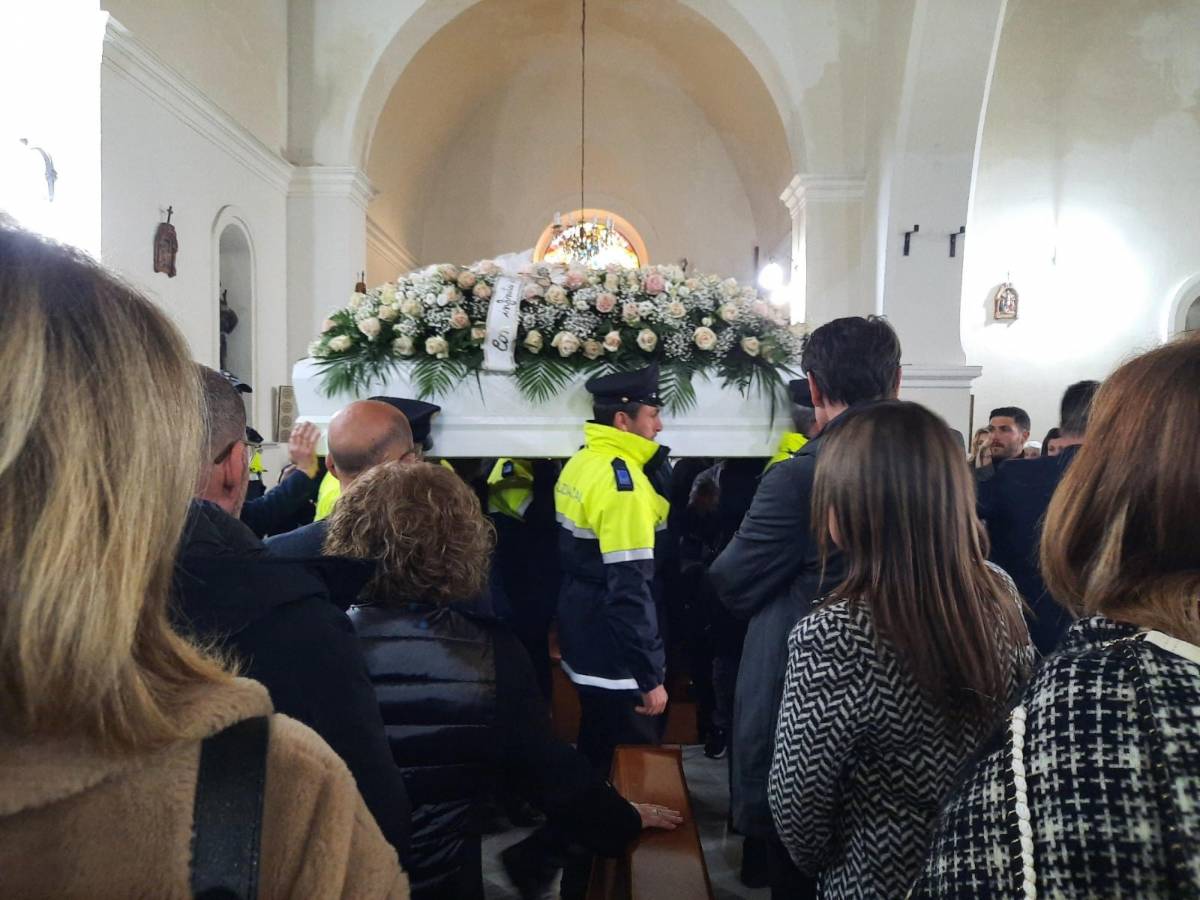 I palloncini bianchi e le lettere commosse. Addio a Chiara, uccisa a 13 anni dalla madre