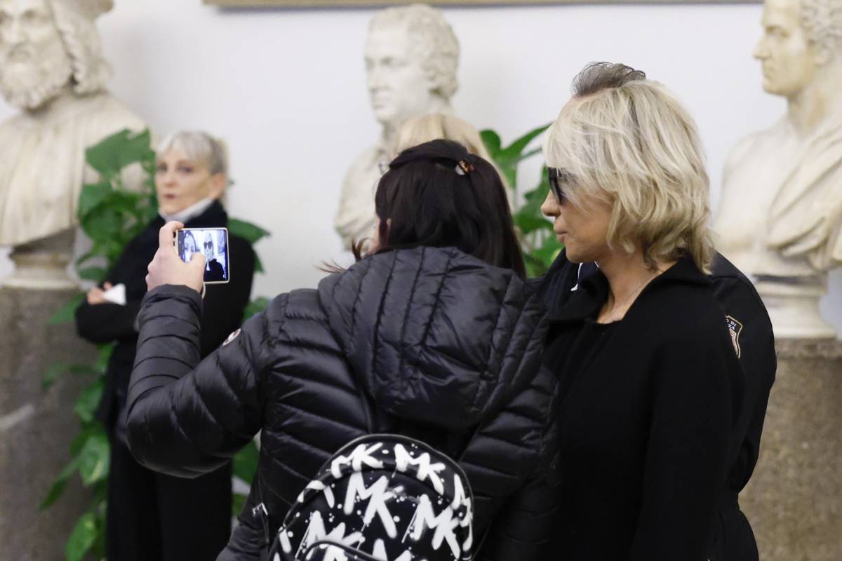 Chiedono selfie con Maria De Filippi alla camera ardente: bufera sui fan