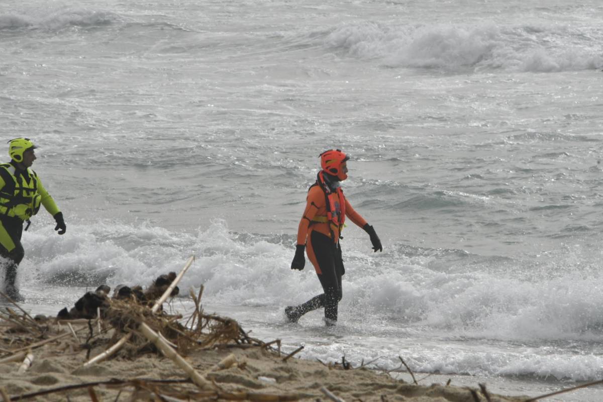 Il mare restituisce altri corpi, 63 le vittime accertate. Stretta sugli scafisti: "Chiesti 8mila euro a persona"
