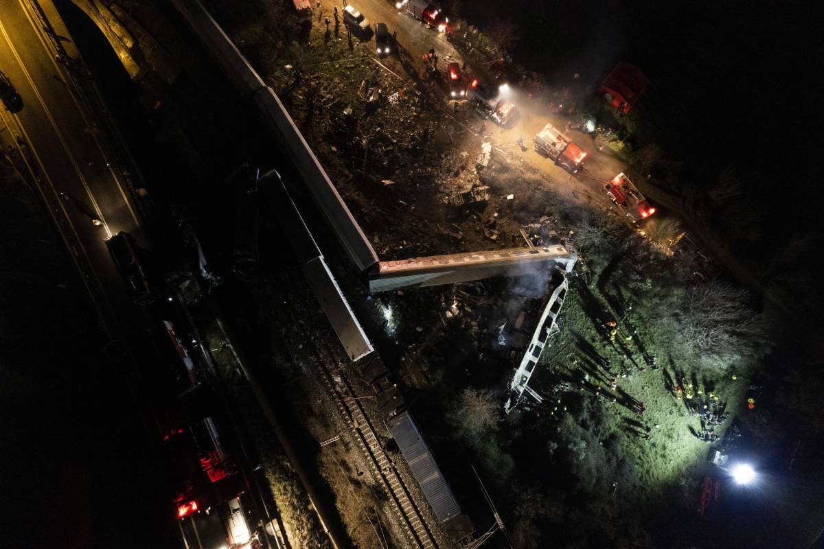 Scontro tra treni in Grecia: 38 morti e decine di feriti tra i vagoni in fiamme