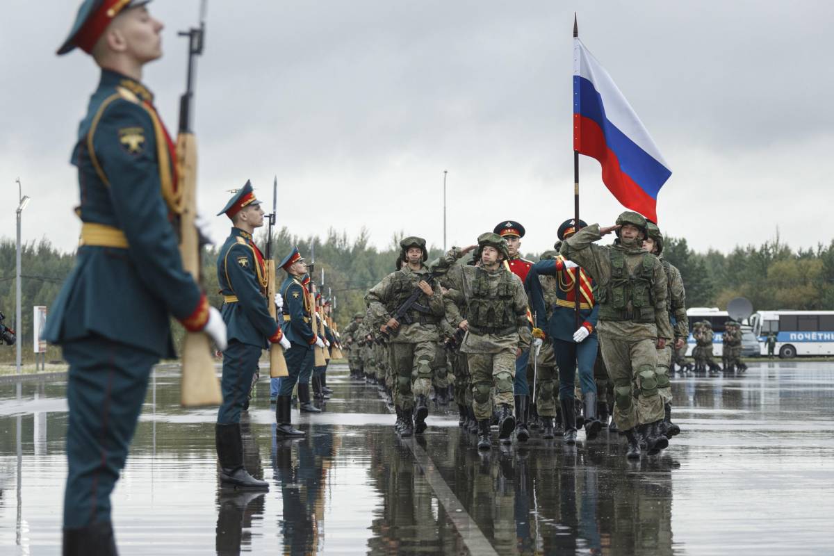 Putin raddoppia gli stipendi ai soldati ma non basta: l'esercito russo ha un problema di reclutamento