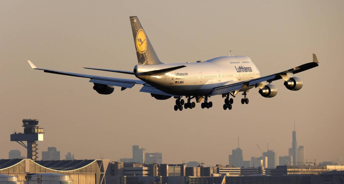 "Vetri rotti e urla": forte turbolenza sull'aereo Lufthansa, 7 feriti a bordo