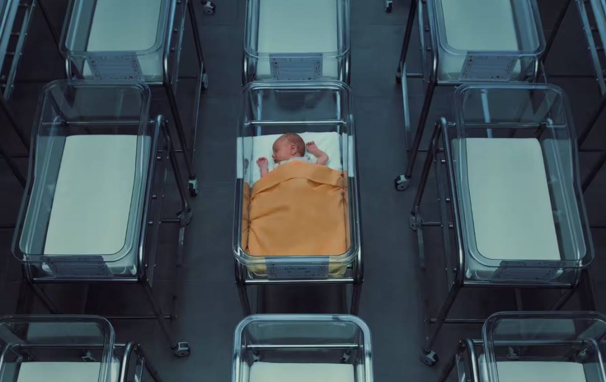 "È l'ultimo bimbo nato". Un filmato racconta l'Italia senza figli del 2050