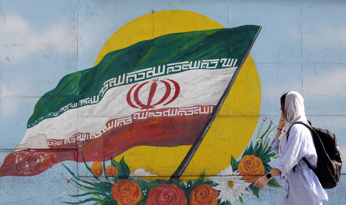 L'Iran spara su studenti e prof. "Temono le ragazze a scuola"
