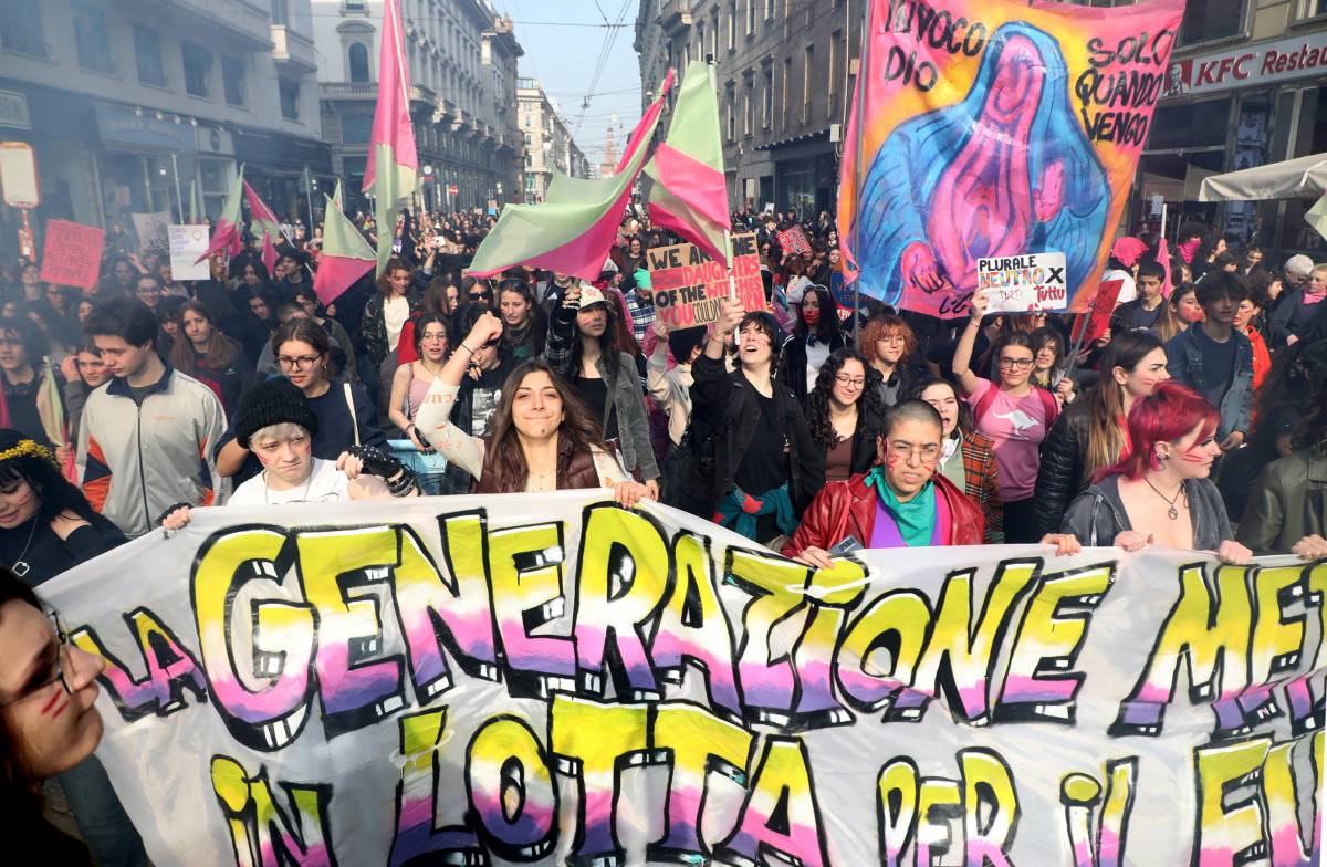 Sfilano le "transfemministe": in piazza il tifo per i violenti