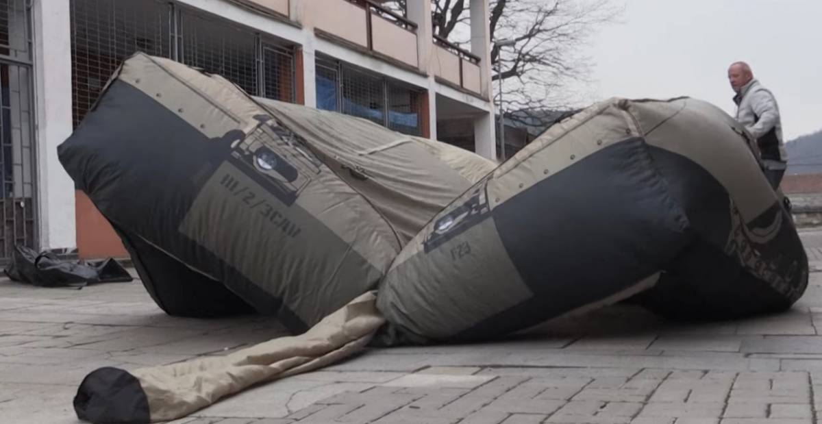 Tank e missili gonfiabili per ingannare i russi: l'ultima strategia di Kiev