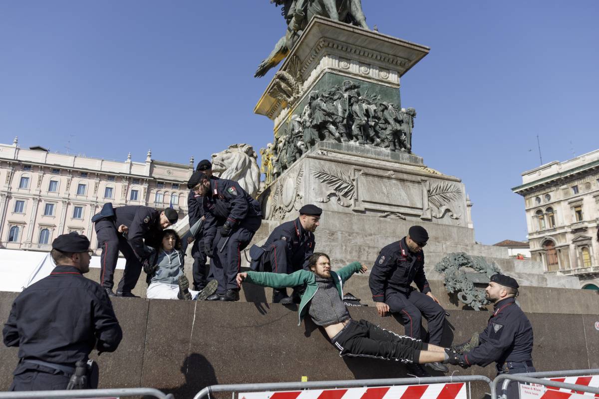Ancora gli eco cretini: vandalizzata la statua davanti al duomo di Milano