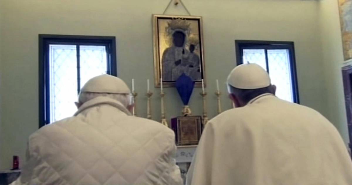 23 marzo 2013: Papa Francesco e Papa Benedetto XVI pregano assieme a Castel Gandolfo