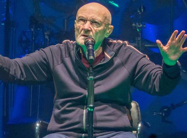 "È immobile...". Phil Collins, peggiorano le sue condizioni di salute