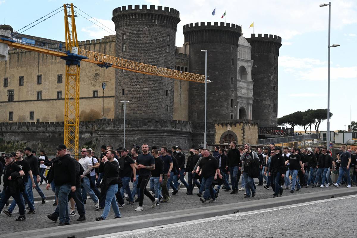Napoli, forte tensione in città: tifosi dell’Eintracht Francoforte in corteo