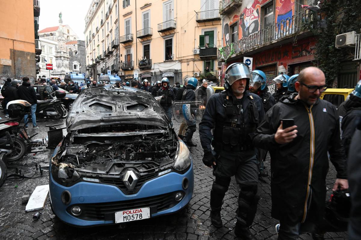 Guerriglia a Napoli, scontri con gli ultrà dell'Eintracht: in fiamme auto della polizia