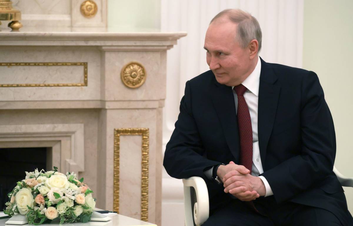 "Putin può finire alla sbarra come i nazisti e Milosevic". E lui va dai bimbi in Crimea