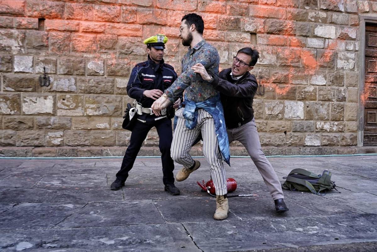 "Che c... fate?". Nardella difende Palazzo Vecchio dagli eco-vandali