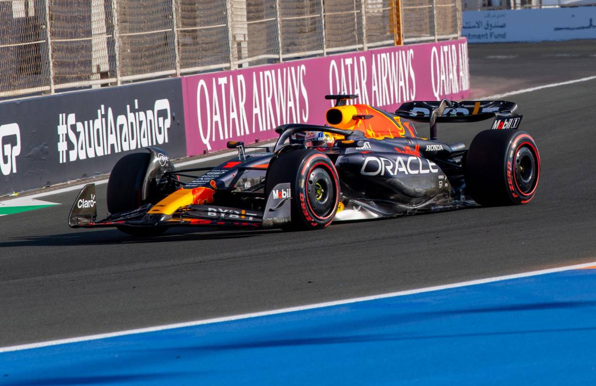 F1, Verstappen vola nelle prime libere del Gp d'Arabia. Ferrari lontane