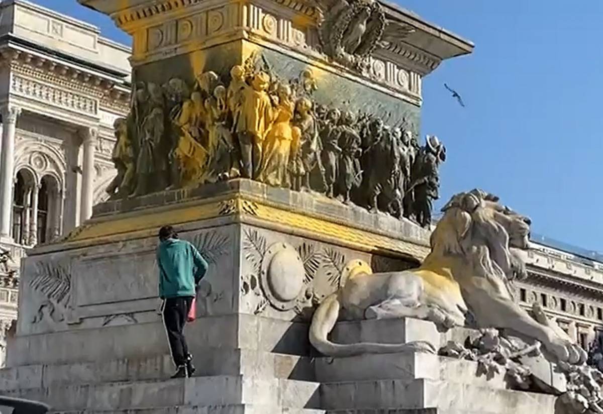 Sulla statua in piazza Duomo la vernice non va via: 2 mesi di lavori e bando per il restauro