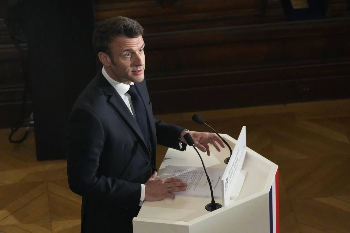 Macron difende la riforma ma non placa i francesi. "Bugiardo, ci disprezza"