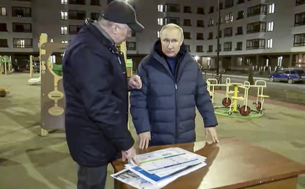 Putin, notte a Mariupol tra bugie e figuranti. Kiev: "Come un ladro". E la Germania avvisa "Pronti ad arrestarlo"