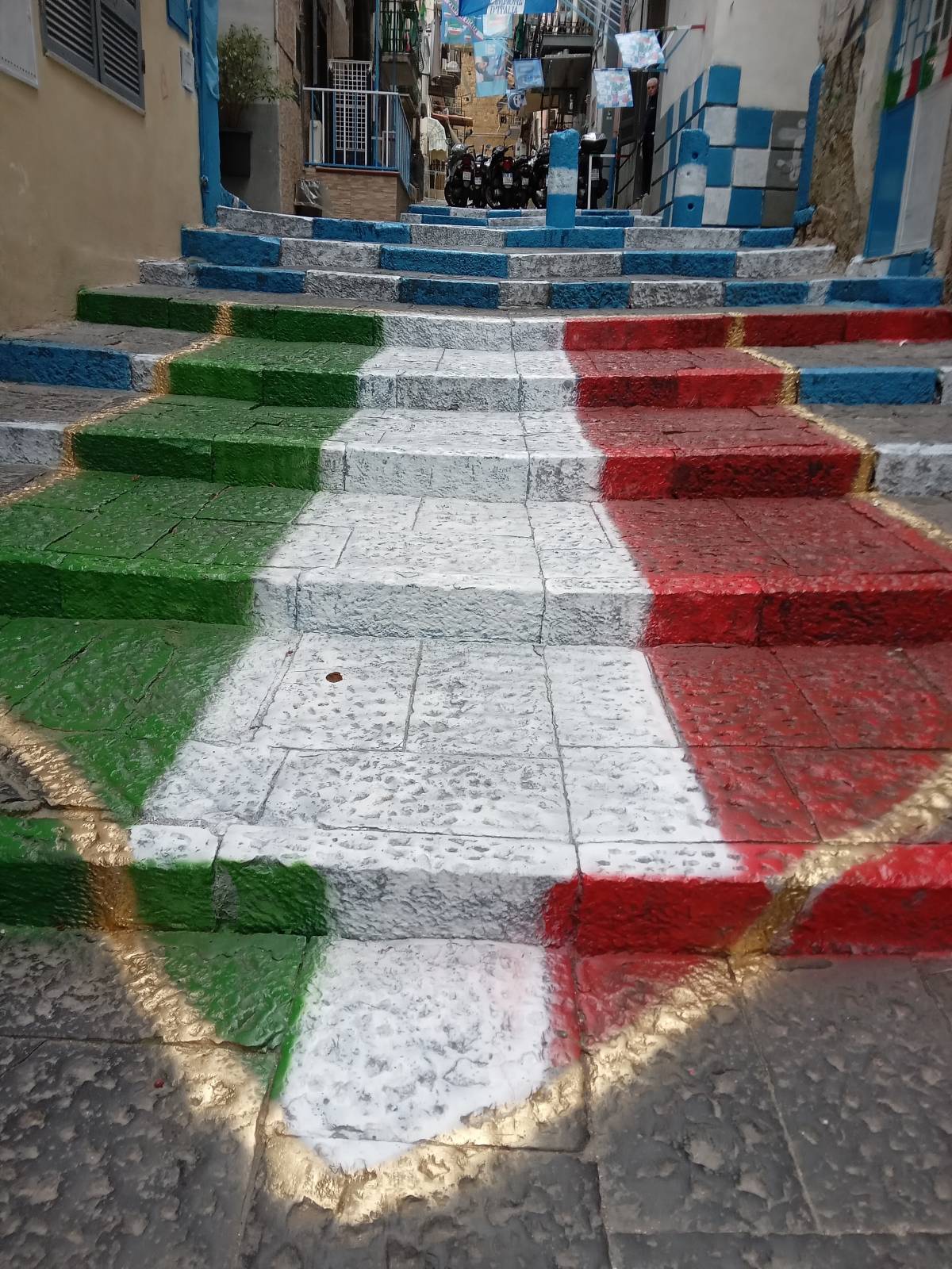 Viaggio tra i vicoli di Napoli, dove ci si prepara alla grande festa per lo scudetto