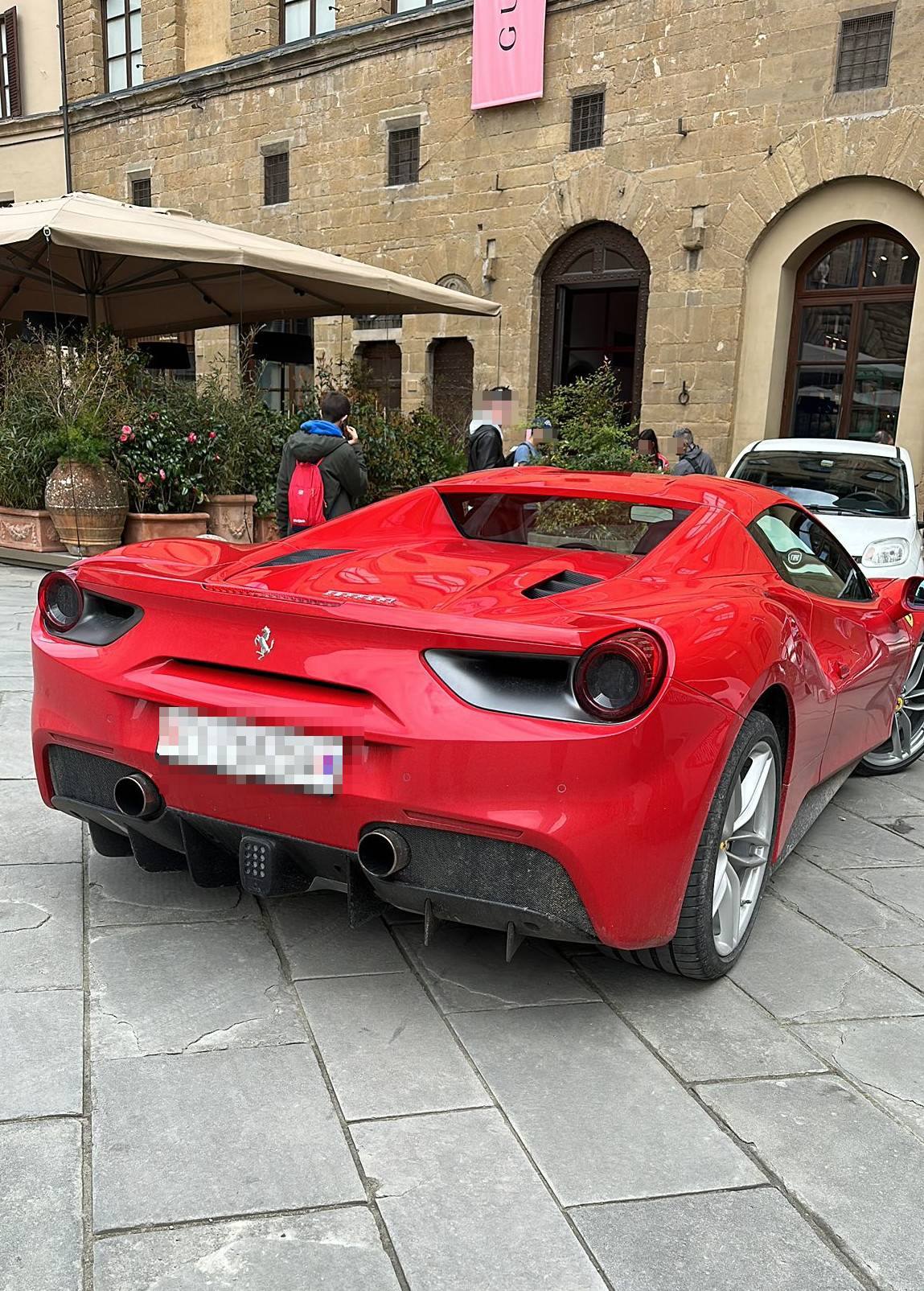 La Ferrari parcheggiata in Piazza della Signoria