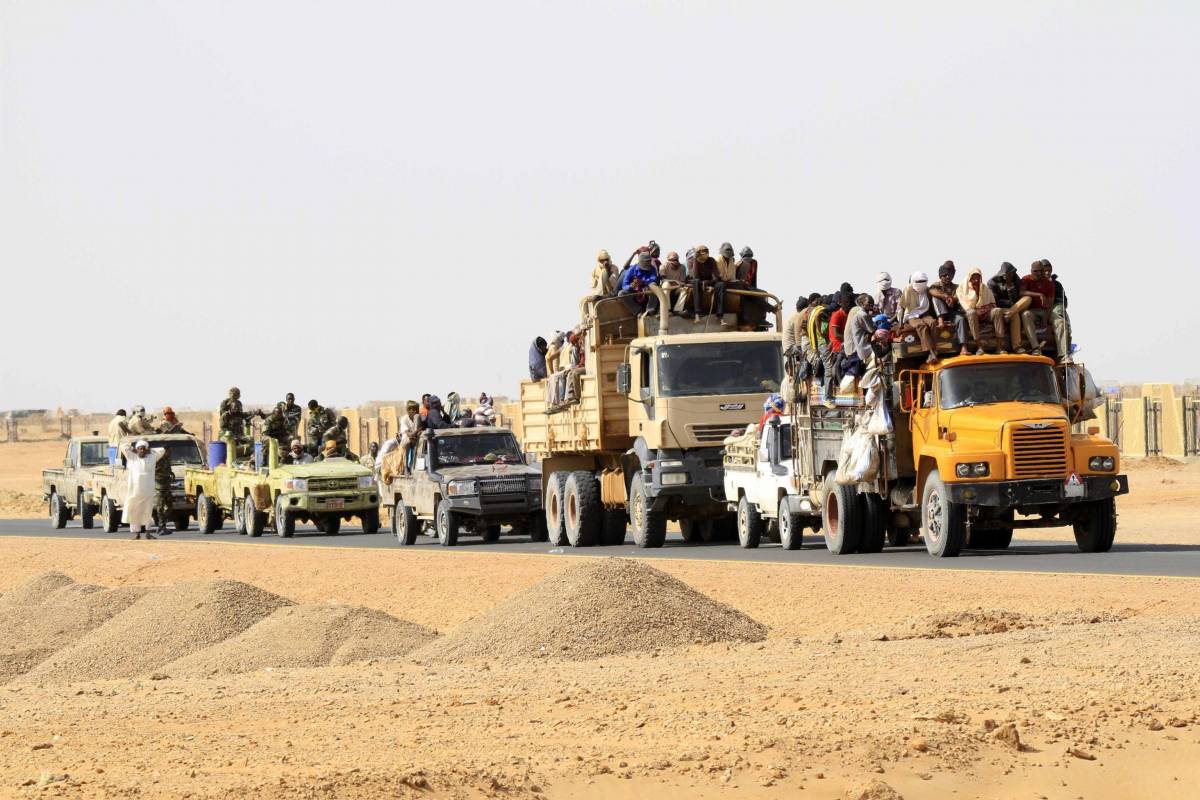 Il crocevia dei migranti nel deserto libico: così passano dal vecchio avamposto italiano