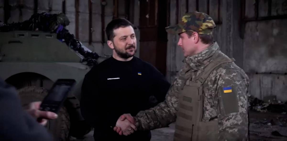 "Proteggete la sovranità dell'Ucraina": Zelensky al fronte a Bakhmut