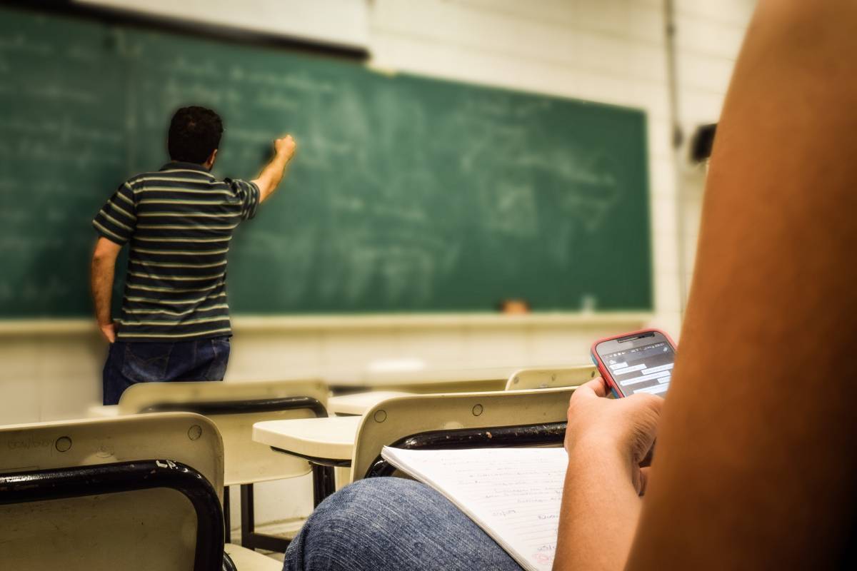 Latina: maestra trova video erotici nel cellulare di un'alunna, ma i genitori la denunciano