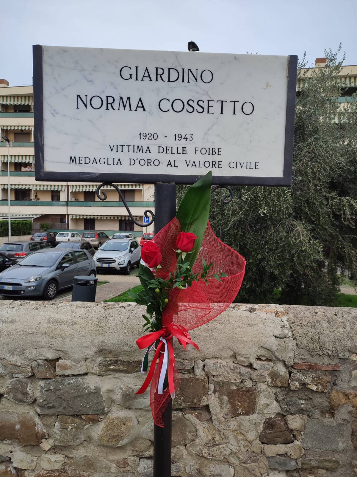 La targa del giardino Norma Cossetto a Firenze