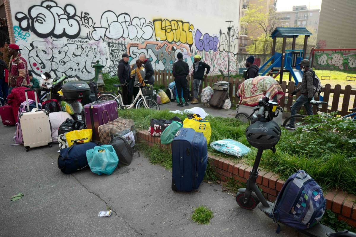 Milano, 37 occupanti migranti sgomberati in zona Udine