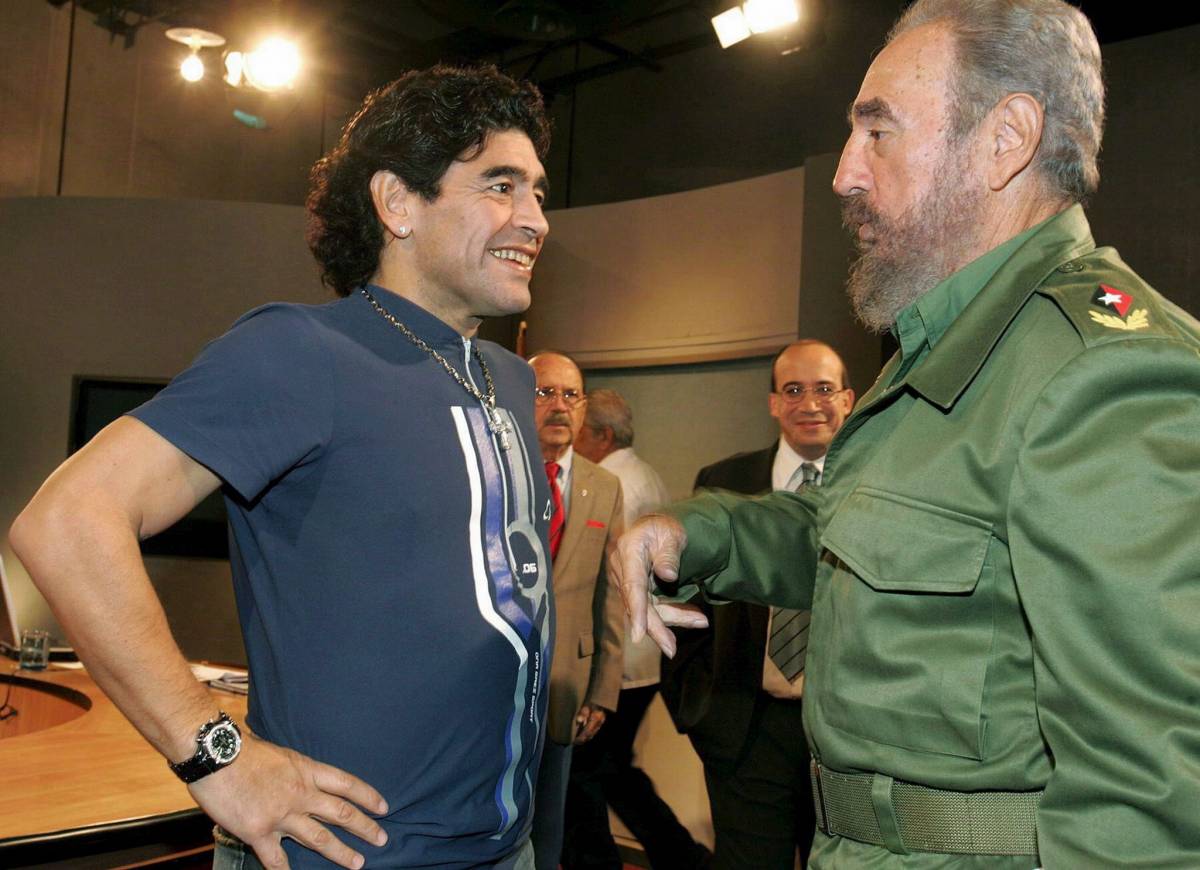 Diego Armando Maradona e Fidel Castro. Il legame personale che univa il Pibe de Oro e il Lider Maximo è uno degli esempi più noti di osmosi tra calcio e politica