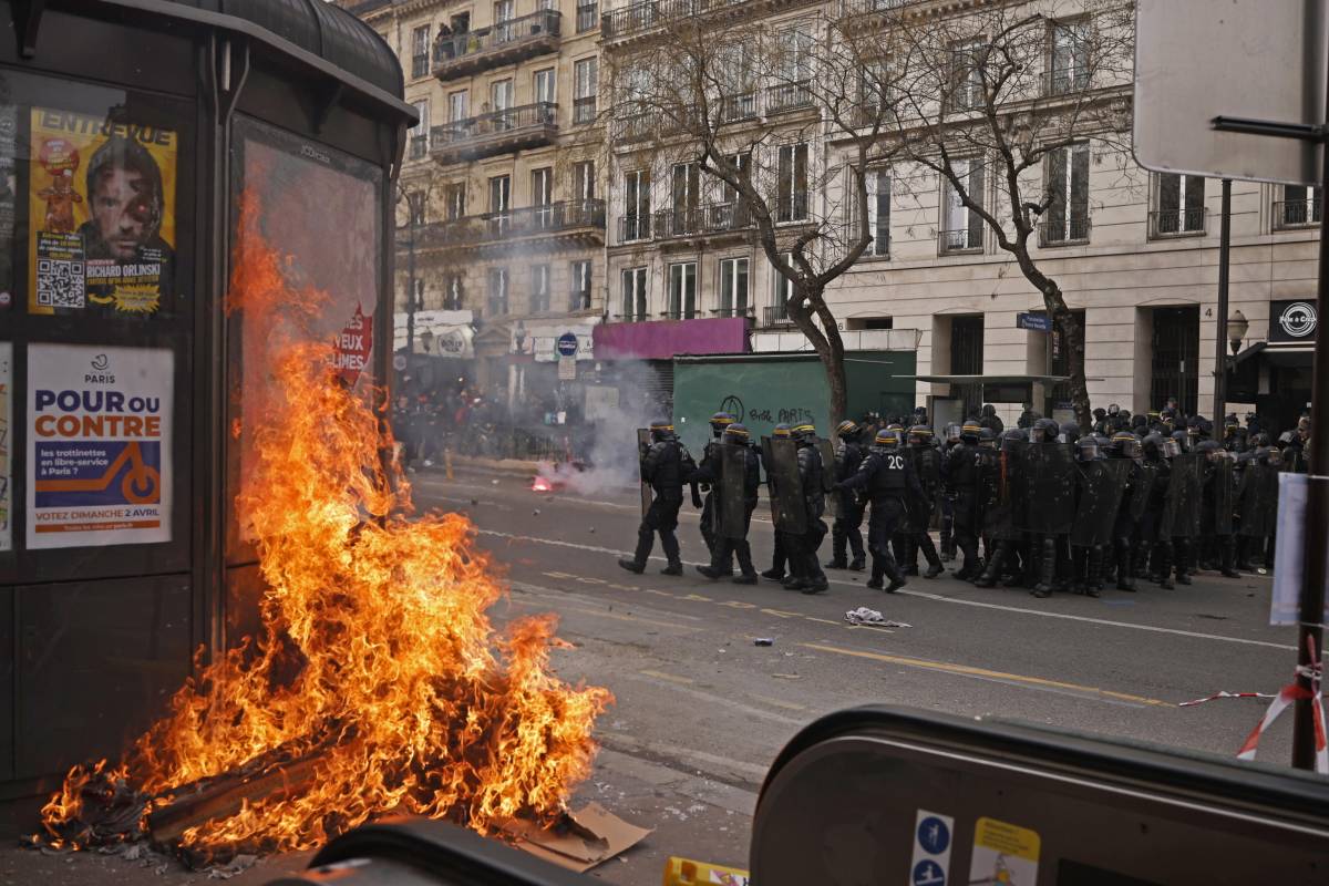 La Francia ribolle. Un milione in piazza contro Macron: scontri a Parigi