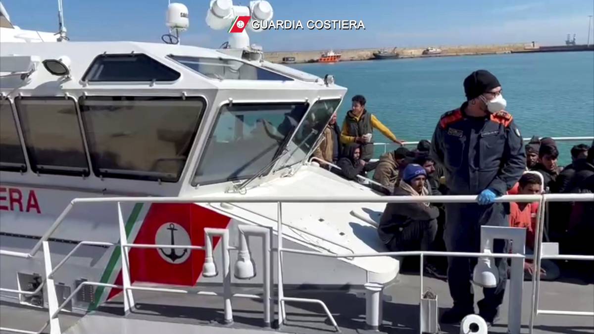 Boom di sbarchi a Lampedusa: oltre 2000 in 24 ore
